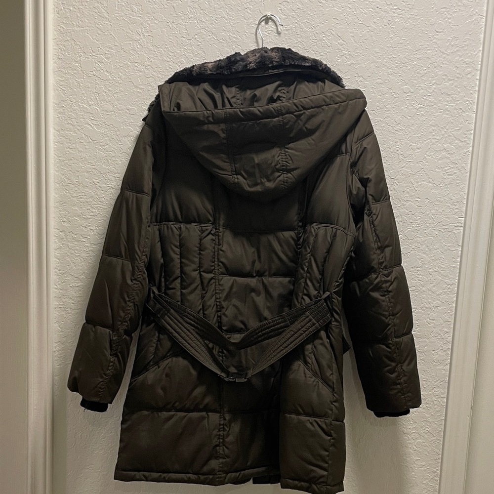 Women's Puffer Coat with Faux Fur Trim. - Picture 5 of 6